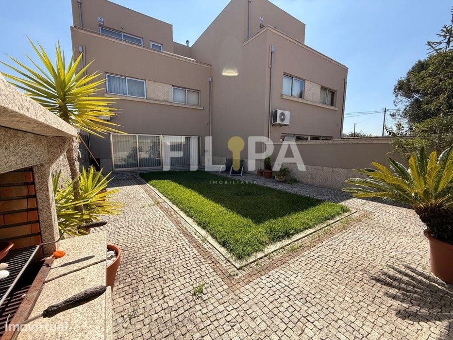 Moradia T5 com espaço exterior - Maia