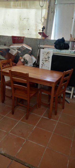 Conjunto de mesa e cadeiras