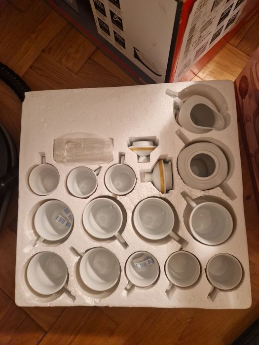 Porcelanowy  zestaw  obiadowy   a'la Versace - 57 elementów