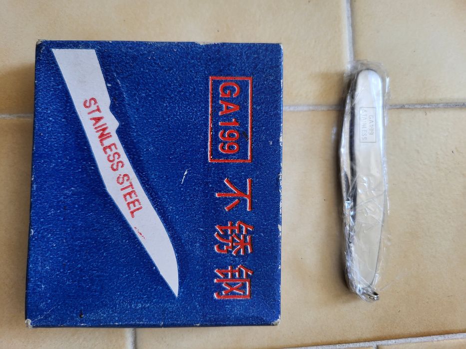 Canivetes cinza e vermelhos