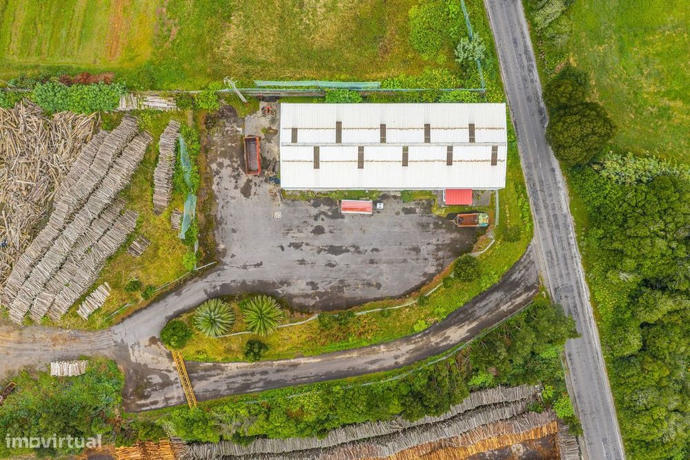 Propriedade Industrial Versátil - Edifício com 2 Pisos | Zona Estratég