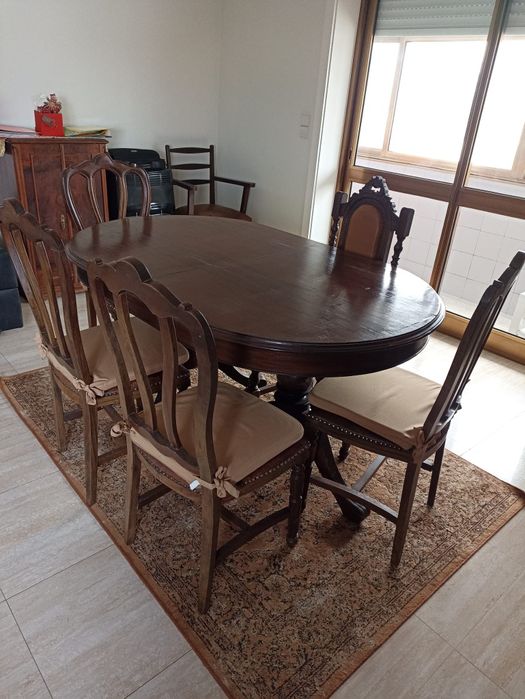 Mesa ,3 cadeiras e móvel