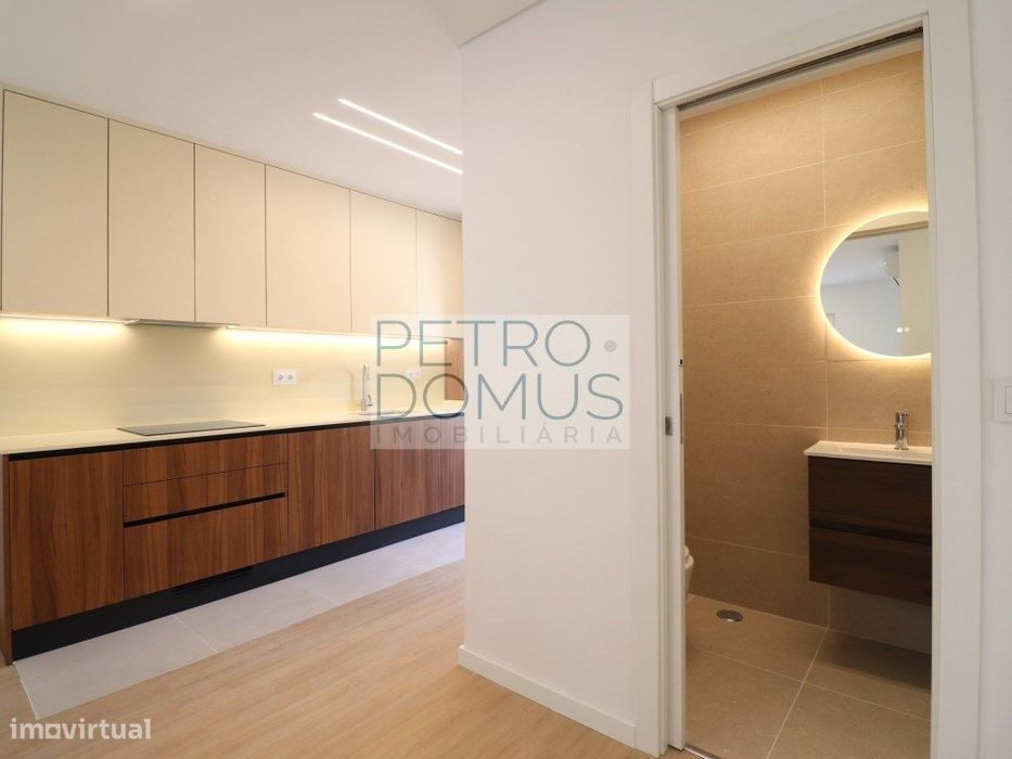 T3 Com 3 Wc Em Prédio Totalmente Remodelado - Almada