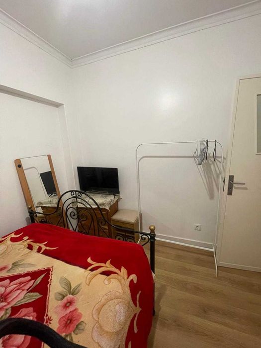 Aluga-se quarto em Odivelas (Ramada de baixo), num quarto andar sem elevador