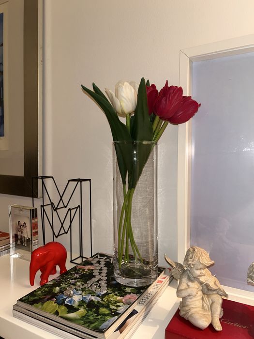 Jarra com 30cm e tulipas