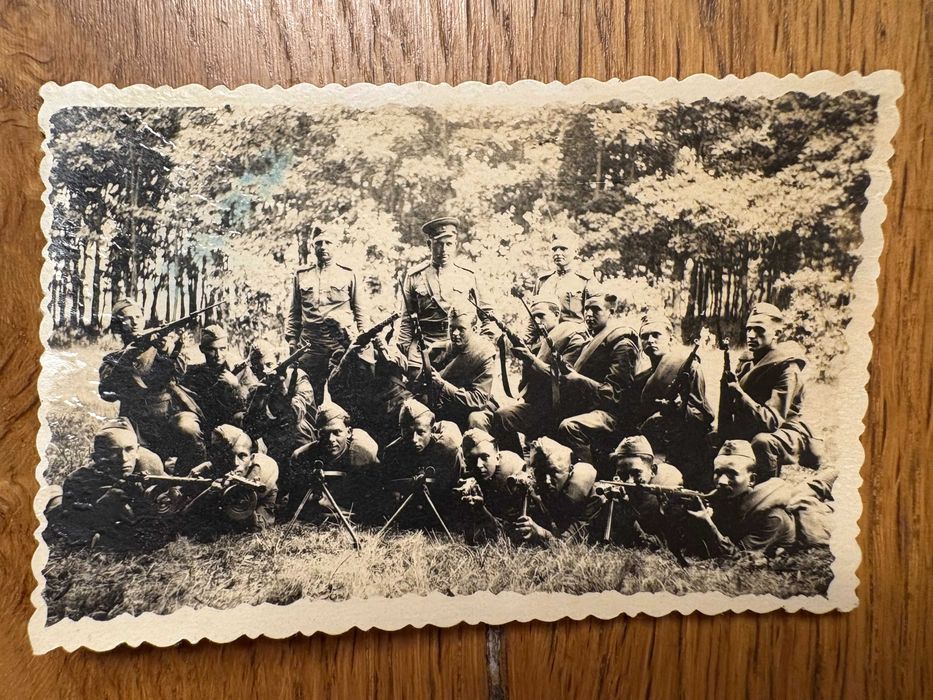 Zdjęcie oficera Armii Czerwonej i żołnierzy z karabinami  (1790)