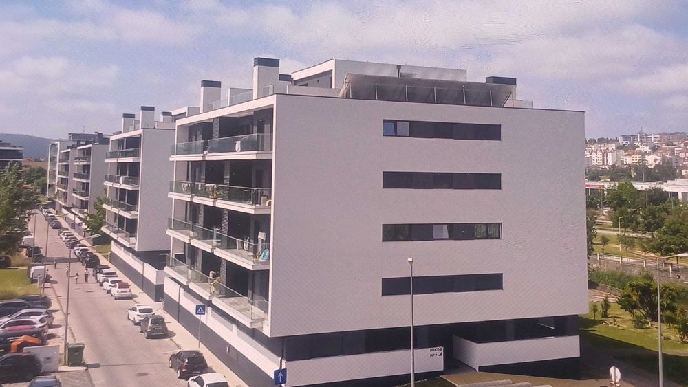 T2 NOVO EM CONDOMÍNIO PRIVADO | PISCINA + GINÁSIO | VARANDA 17 m² | GARAGEM BOX | Junto à estação CP e centro da cidade Pombal