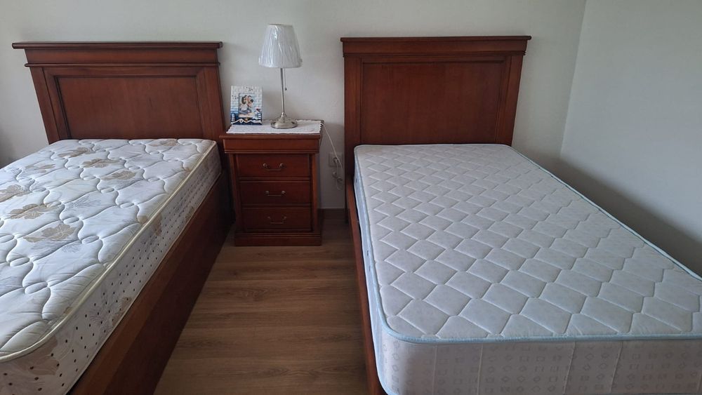 Camas em madeira cerejeira