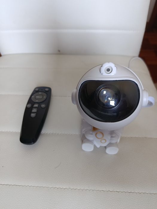 Projetor Galáxia Astronauta LED com Comando – Luz Noturna / Decoração