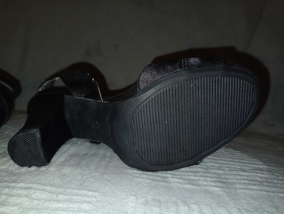 Buty eleganckie na obcasie r. 35