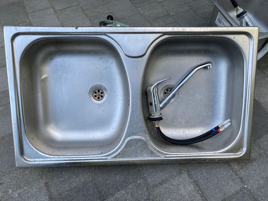 Zlew dwukomorowy z baterią