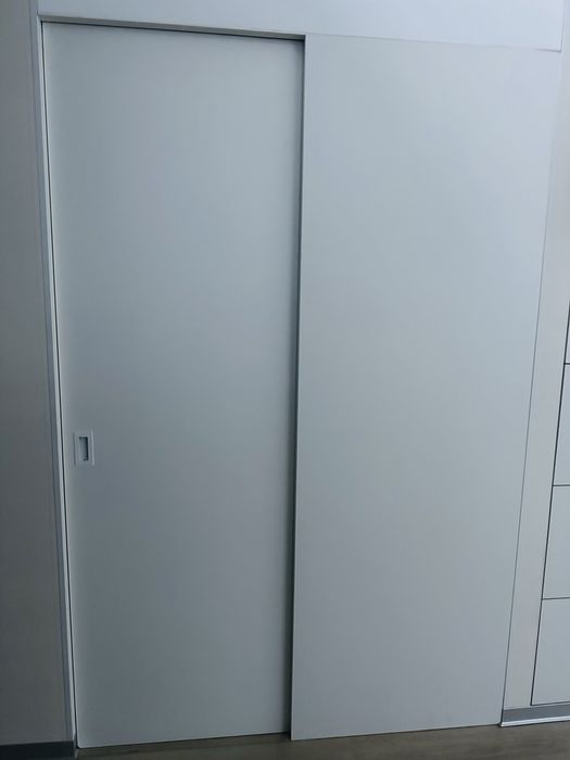 Porta de correr com puxador, placa lateral e sistema correr chão livre