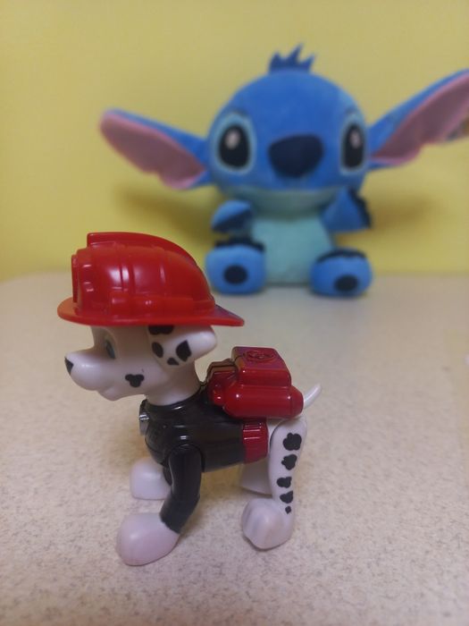 Щенячий патруль. Є різні персонажі.