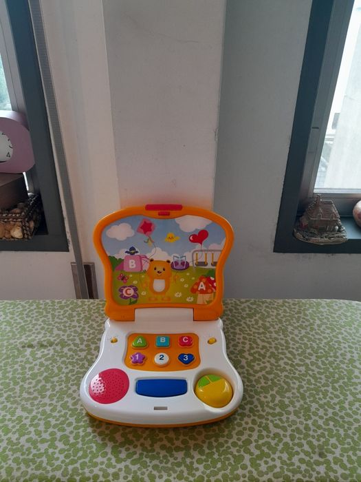 Vendo Mini Computador para Criança a pilhas com sons e luzes muito bonito como novo