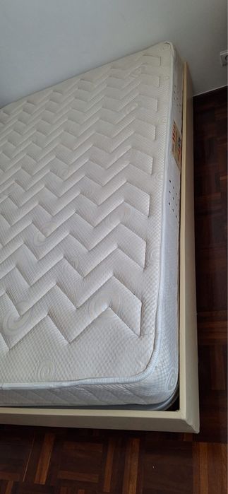 Cama + mesinha de cabeceira