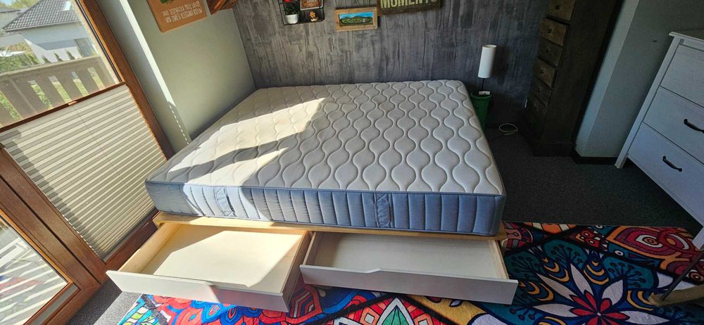 Łóżko z materacem 160 x 200