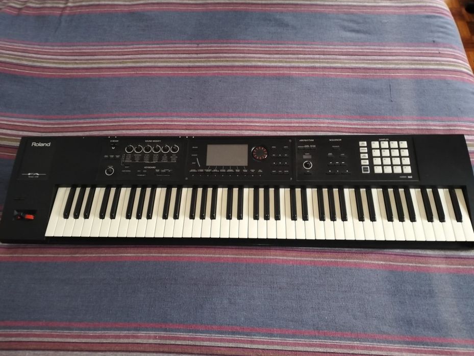 Roland FA-07 bom estado + saco Roland