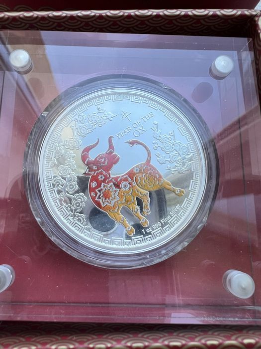 Юбилейная серебряная монета год бык