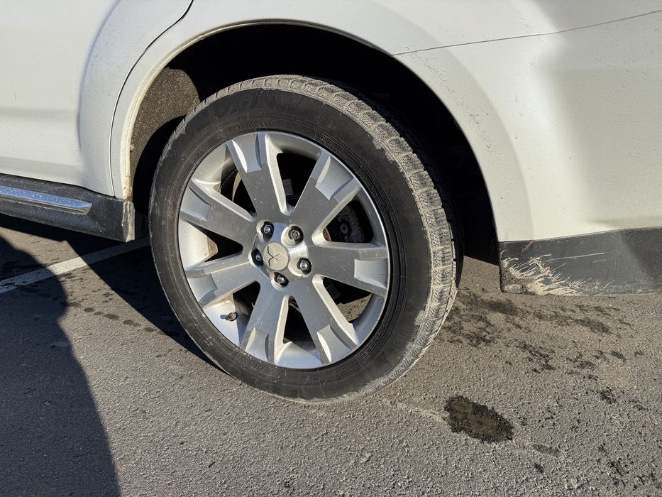 Mitsubishi Outlander XL 2011 2.4 бензин