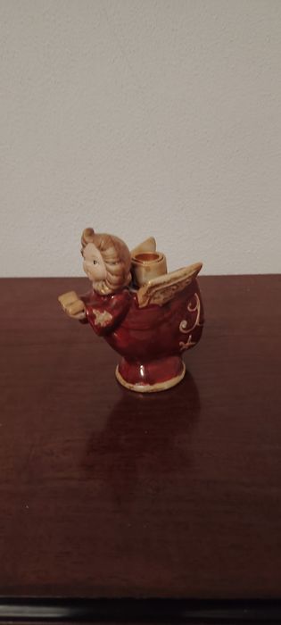 Várias peças de porcelana