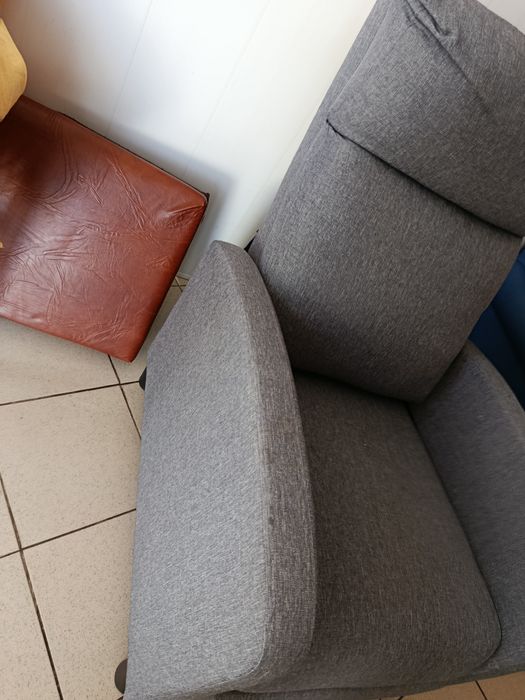 Cadeirão de tecido com apoio de pés