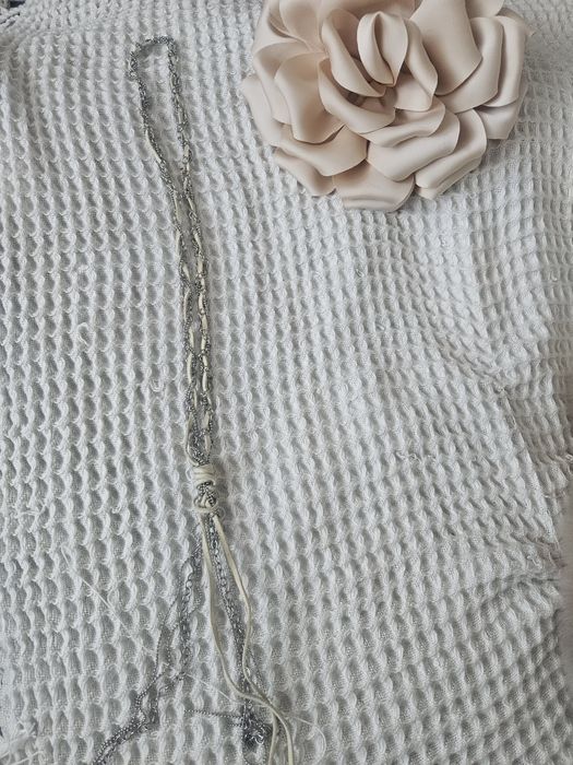 Srebny łańcuszek z białym rzemykiem