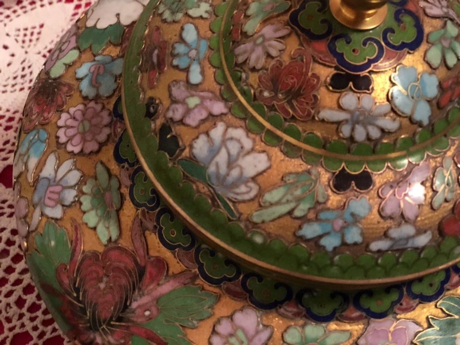 Pote em cloisonne em relevo d’ouro