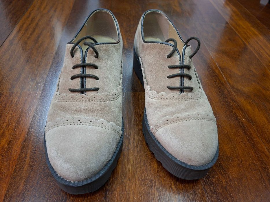 Sapatos em pele camurça bege claro com atacadores Foreva