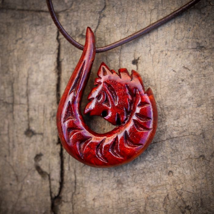 Colar de madeira em forma de tigre, feito artesanalmente