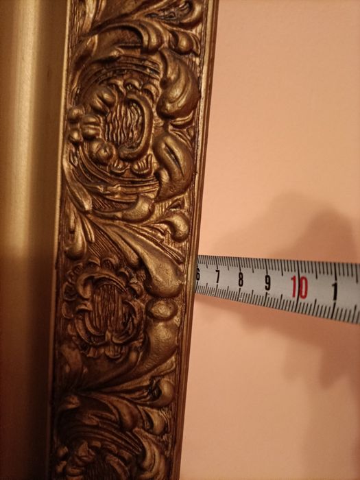 Stary, duży obraz w ramie