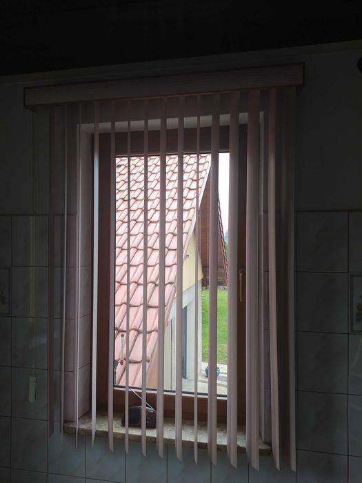 Roleta okienna pionowa szer.120 wys.160. Cana za dwie sztuki.