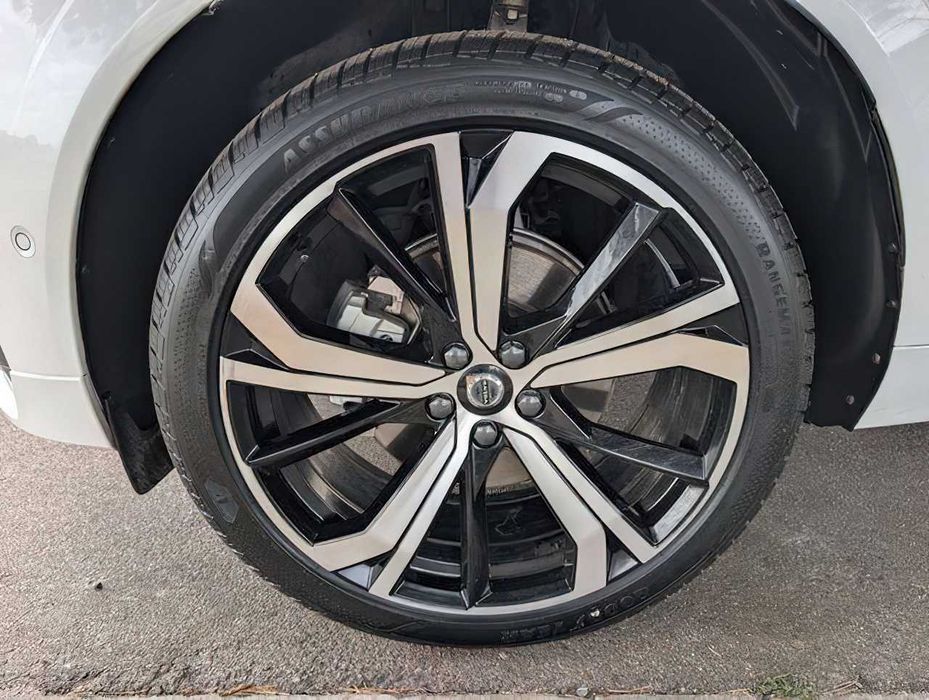 Volvo XC60 B5 Ultimate Dark Theme      2023