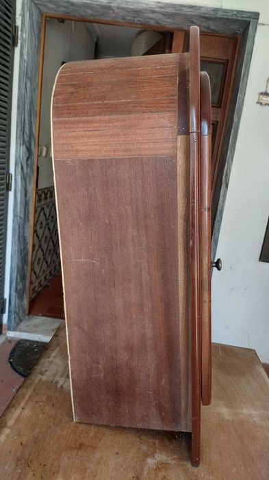 Oratório oval  em madeira de mogno, novo nunca usado