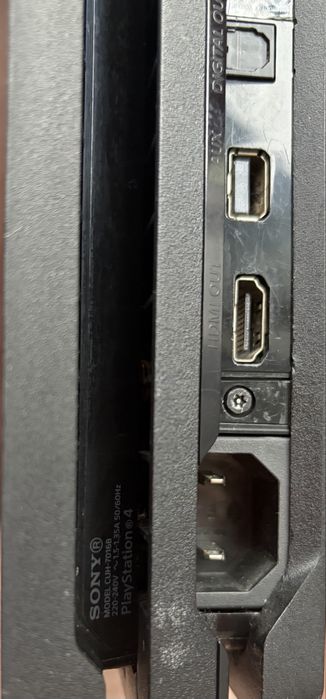 PlayStation 4 Pro 1TB (CUH-7016B) + геймпад