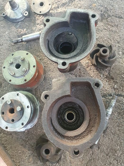 Корпуса і шківи водяного насоса для двигуна д240 д245.
