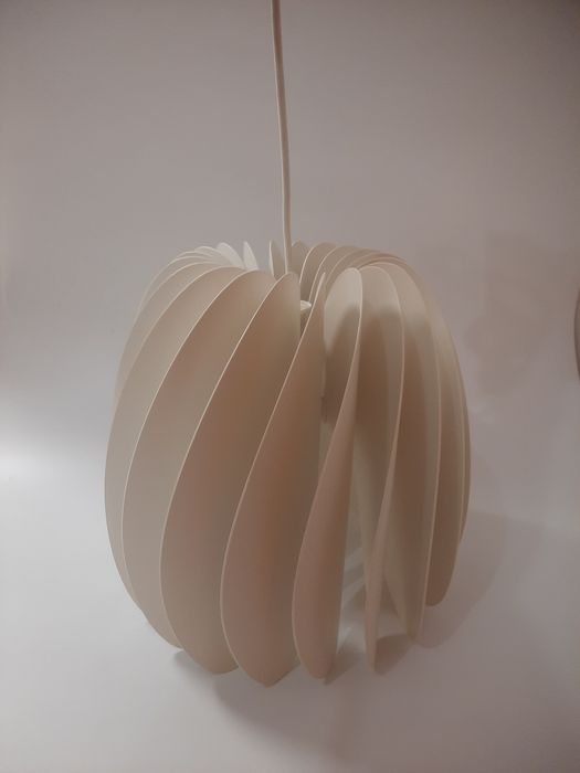 Biała lampa do salonu