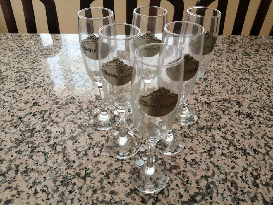 Copos de champanhe e uísque