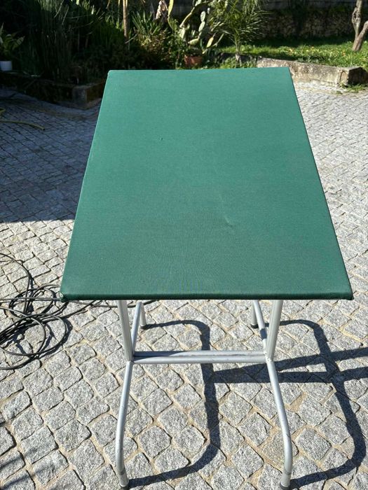 Mesa de apoio, ideal para embalamento têxtil ou confecção