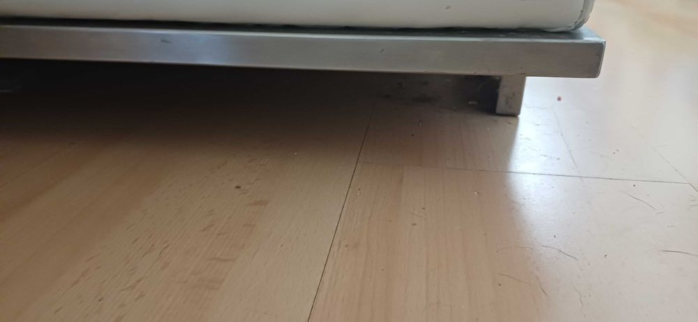 Sofá com puf e pés em inox