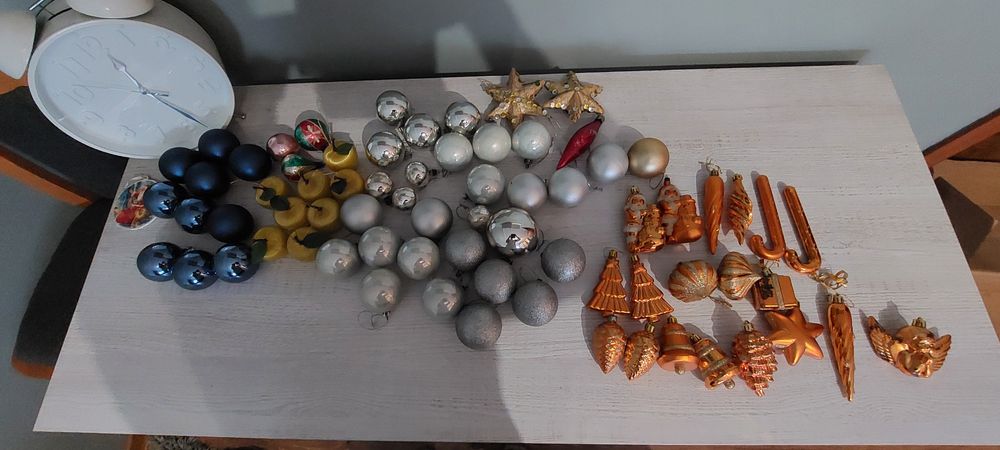 Bombki choinkowe srebrne różne wielkości Świata Bożego Narodzenia