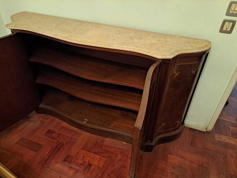 Aparador com tampo mármore