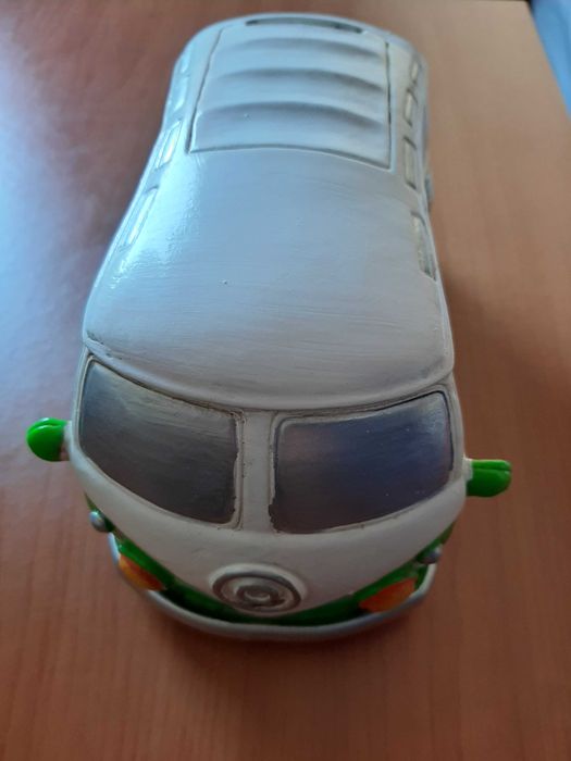 Mealheiro novo em forma de carrinha