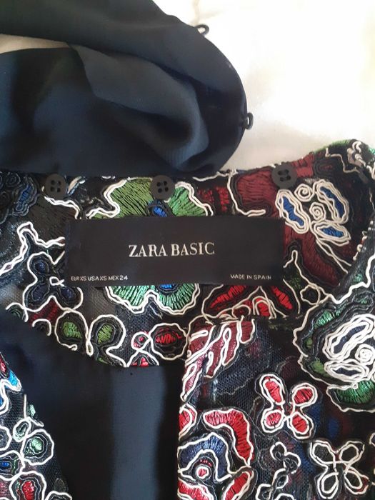 Casaco preto com bordado da Zara