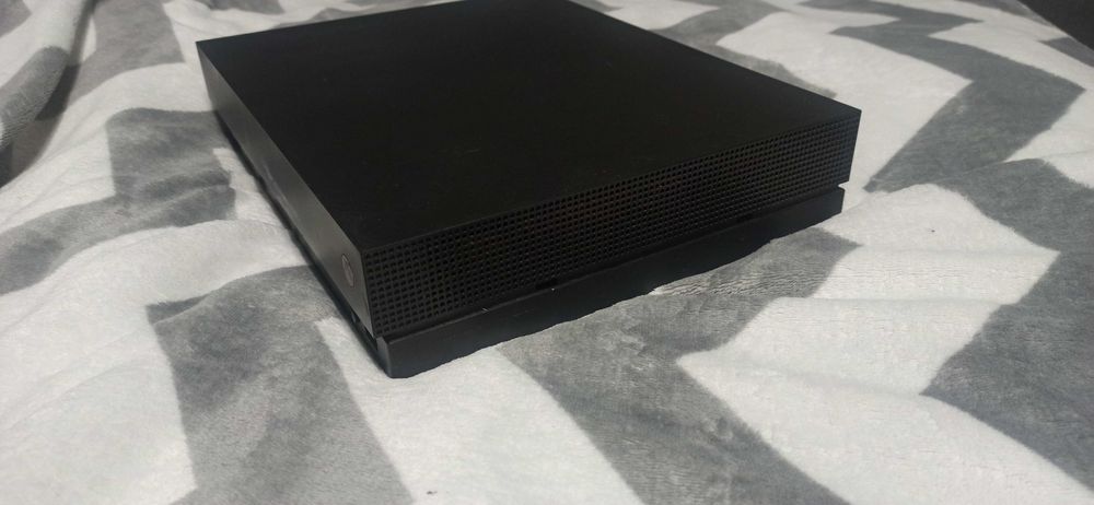 XBOX ONE X 1T+PAD i laptop