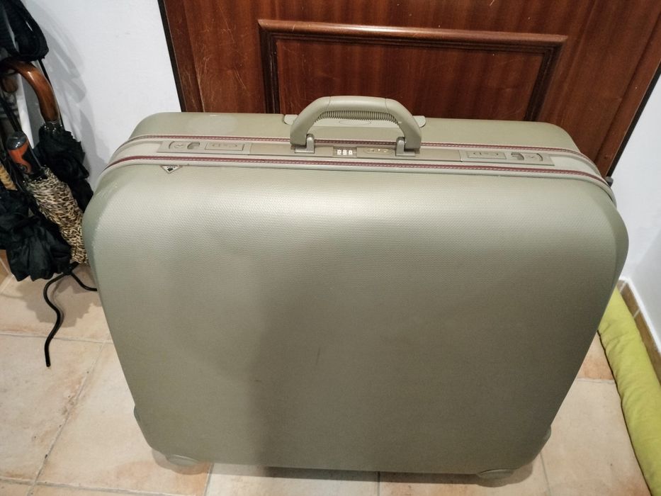 Mala de viagem usada