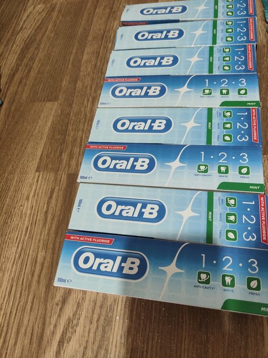 Pastas dentes oral B e escovas dentes