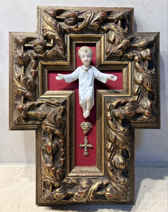 Antigo crucifixo em talha com amoroso Menino Jesus em porcelana