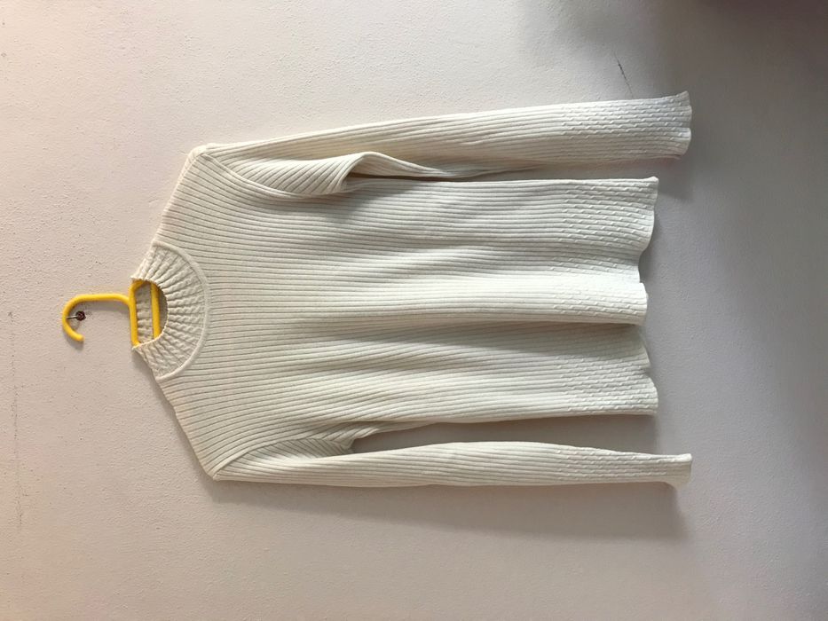 Camisola branca com meia gola