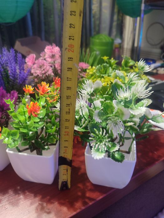 Яскраві штучні рослини . 7 штук.