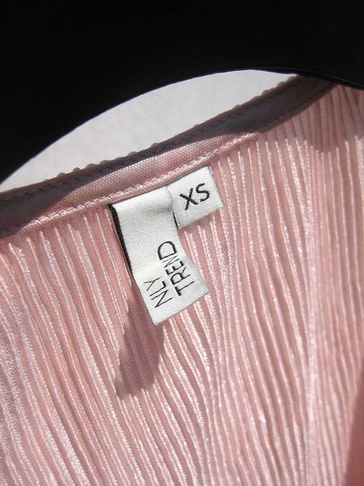 Красивое розовое плиссе платье на запах NLY Trend XS